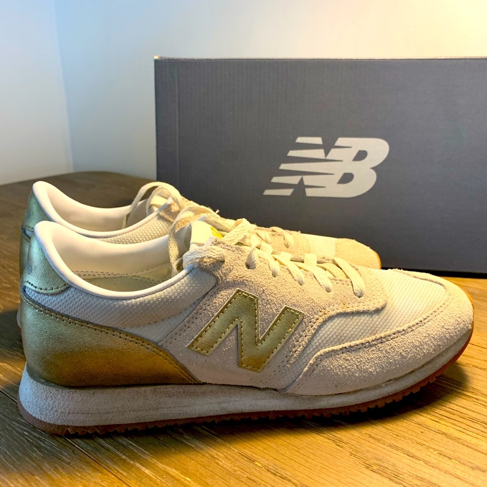 New Balance 620 soft gold metallic & sand suede